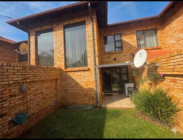 2 BEDROOM TOWNHOUSE FOR SALE IN GENL ALBERTS PARK